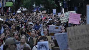 Luego de la concentración, estudiantes marcharon al Monumento.