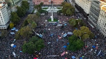 La masiva marcha por la educación pública avanzó por las calles de Buenos Aires.