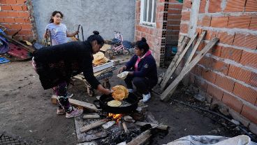 Vecinas de una copa de leche en Los Pumitas, preparando tortas fritas para la merienda.