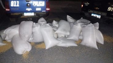 Parte de las bolsas con soja secuestradas por la Policía.