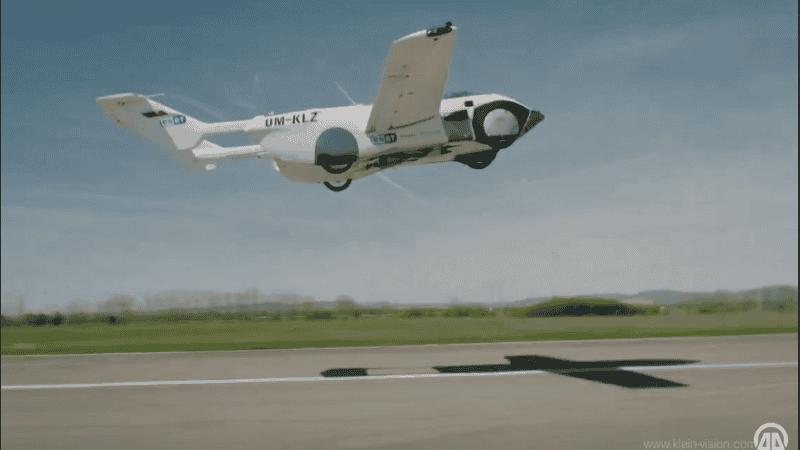 El AirCar puede transformarse de un automóvil deportivo a un avión en cuestión de minutos.