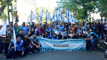 Los municipales de Rosario presentes en la marcha federal por la educación pública.