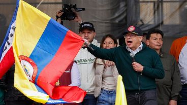 El anuncio lo realizó durante el Día de los Trabajadores en un acto multitudinario en Bogotá. Israel no tardó en responderle.