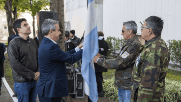 El diputado Eduardo Toniolli, el intendente Pablo Javkin y veteranos de Malvinas.