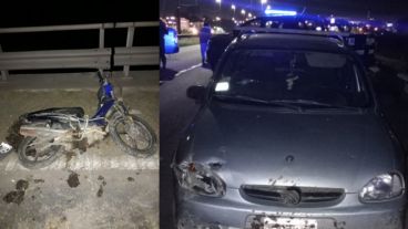 La moto tirada en el asfalto y el auto con los impactos de bala.