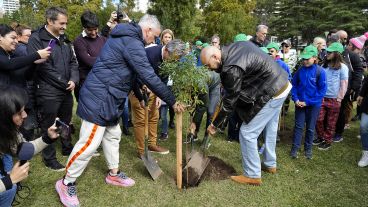 Abel Pintos participó de la plantación de 50 árboles en el Parque Nacional a la Bandera (frente al galpón 15) este viernes a las 12.