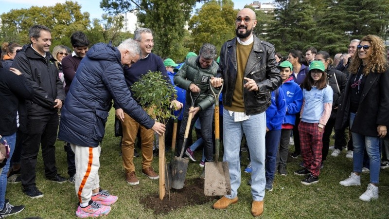 Abel Pintos participó de la plantación de 50 árboles en el Parque Nacional a la Bandera (frente al galpón 15) este viernes a las 12.