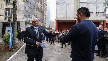 Rodolfo Cordiglia viajó desde San Juan para entregarle una foto de Felipe Gallo a su hijo Santiago.