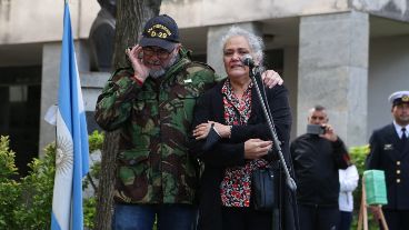 La emoción de Fernando Vitale, el veterano que participó de los dos rescates del marino rosarino, y Norma Gallo.