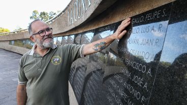 Año 2022: Fernando Vitale señala el nombre de Felipe Gallo en el cenotafio frente al Monumento, antes de lograr el traslado de los restos.