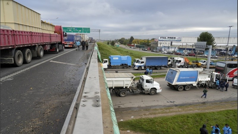 Recolectores de residuos  y transportistas concentraron abajo y arriba del puente, en Circunvalación y ex Godoy.