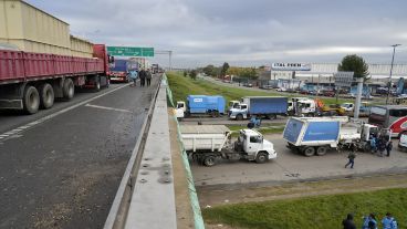 Recolectores de residuos  y transportistas concentraron abajo y arriba del puente, en Circunvalación y ex Godoy.