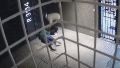 Violento ataque a una mujer en la puerta de su edificio: ladrón la tiró al piso y se hizo de su celular