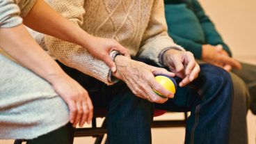 Esta variación genética se vincula al Alzheimer tardío, lo que fomenta la posibilidad de un trabajo preventivo con estos pacientes.