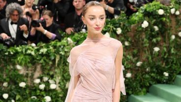 La actriz británica Phoebe Dynevor fue una de las más aclamadas con el uso de transparencias.