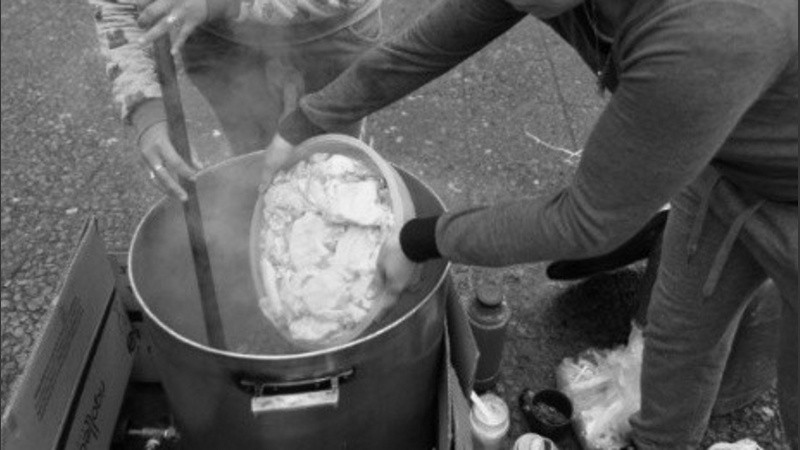 Imagen de archivo de una olla popular en Rosario.