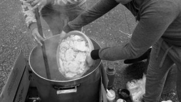 Imagen de archivo de una olla popular en Rosario.