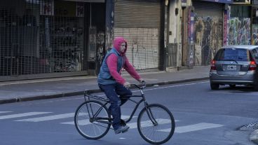 Una recorrida por el centro de la ciudad este 9 de mayo revela que hay poco movimiento, pero que algunos negocios abrieron.