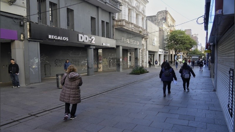 Una recorrida por el centro de la ciudad este 9 de mayo revela que hay poco movimiento, pero que algunos negocios abrieron.