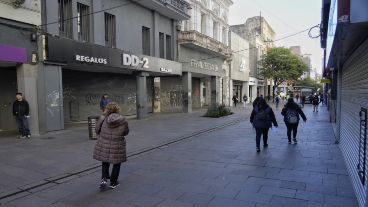 Una recorrida por el centro de la ciudad este 9 de mayo revela que hay poco movimiento, pero que algunos negocios abrieron.