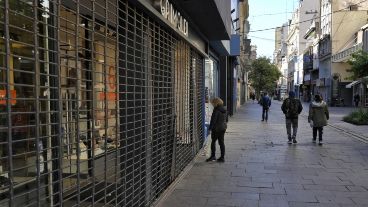 Una recorrida por el centro de la ciudad este 9 de mayo revela que hay poco movimiento, pero que algunos negocios abrieron.