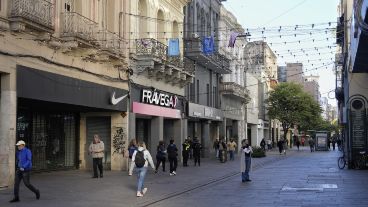 Una recorrida por el centro de la ciudad este 9 de mayo revela que hay poco movimiento, pero que algunos negocios abrieron.