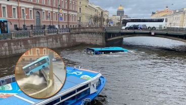 El autobús cayó al agua desde un puente de metal construido en el siglo XVIII, pero reconstruido a principios del siglo XX.