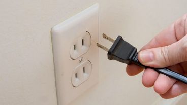 Mantener electrodomésticos desconectados permite evitar que se dañen al momento de reposición del servicio de electricidad.