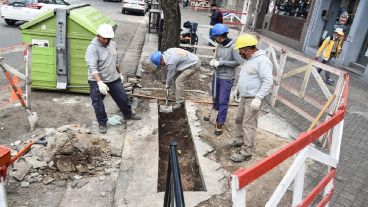 Las obras comenzaron en los centros de ambos barrios en la zona noroeste, con creación de rampas y baldosas para no videntes.