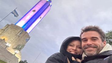 La foto que compartió Cabré junto a Rocío y detrás el Monumento a la Bandera.