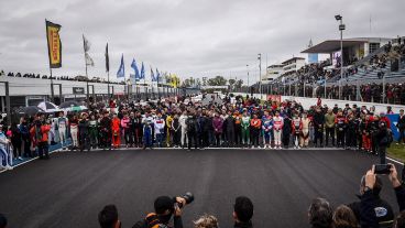 Los pilotos se agruparon en la pista del circuito para recordar al Flaco.