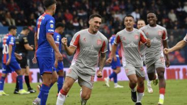 El equipo platense comenzó bien la defensa del campeonato argentino.