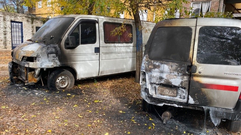 Dos de los vehículos incendiados este viernes en la zona de White al 7600.