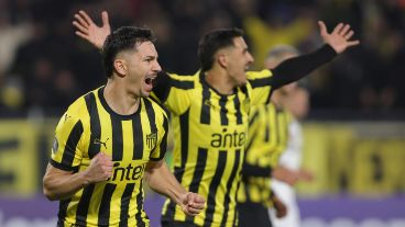 Maximiliano Silvera celebra su gol, el segundo de la noche.