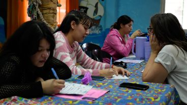 Las mujeres se preparan para recibir a sus bebés.