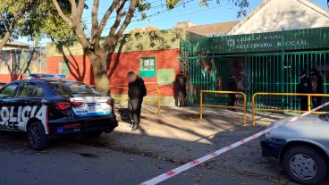 El frente de la escuela de Constitución al 3200 que fue atacada.