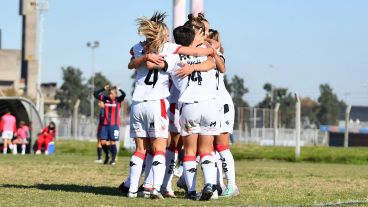 El festejo de las jugadoras leprosas en el predio de San Lorenzo.