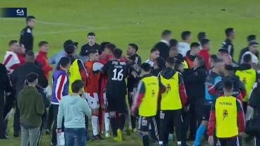 Newell's-Riestra terminó a las trompadas en la cancha de Patronato.