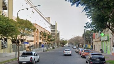 La cuadra donde residía la mujer que fue hallada muerta por un vecino, frente al shopping de zona norte.