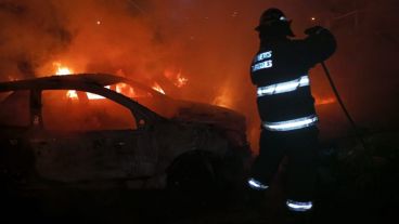 Los bomberos trabajaron en el lugar este domingo a la madrugada.