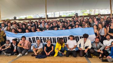 En la protesta declamaron que Milei promueve "hambre, ignorancia e intolerancia".