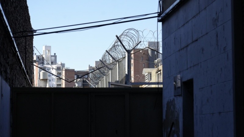 El espacio donde están los detenidos en la seccional de Italia al 2100, en barrio Abasto.