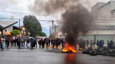 "Este gobernador había destruido la mesa de diálogo porque no quieren escuchar la verdad".