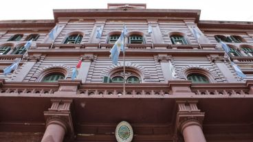 Comerciantes fueron al Palacio de los Leones con su denuncia al agente.