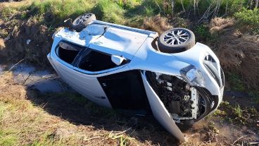 El Toyota Etios volcó en la zanja al costado de la ruta 33 entre Zavalla y Pérez