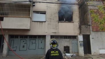 Las llamas en el departamento del primer piso.