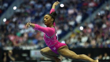 La atleta estadounidense de 27 años se impuso en el certamen con un total de 59,5 puntos, su mejor puntaje desde que regresó a la competición el año pasado.