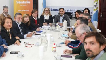 Autoridades y representantes gremiales durante la reunión paritaria.