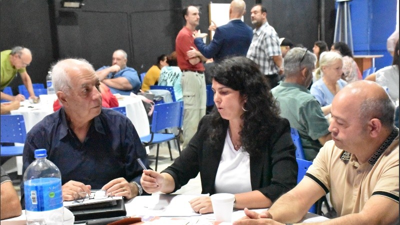 Melisa Herrero, coordinadora del Ministerio de Seguridad, con representantes barriales en una de las reuniones de los comités vecinales.