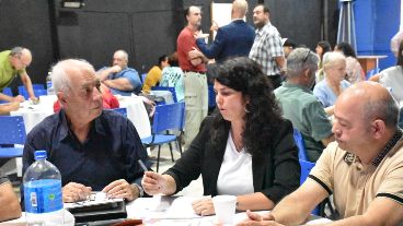 Melisa Herrero, coordinadora del Ministerio de Seguridad, con representantes barriales en una de las reuniones de los comités vecinales.